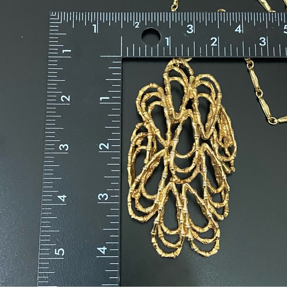 Vintage Abstract Modernist Twisted Bamboo Large Pendant Goldtone 20” Necklace - Picture 8 of 16